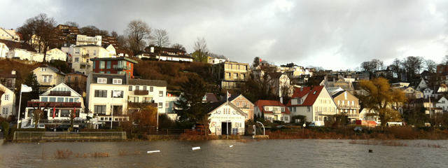 ELBGUTschi Weihnachtmarkt bei Hochwasser